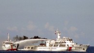 Güney Çin Denizi’ndeki ihtilaflı sularda Çin ve Vietnam gemileri arasında “tazyikli su savaşı” çıktığı bildirildi. Vietnam’da çıkan Tuoi Tre gazetesinin bölgede bulunan iki muhabiri, Çin’in ihtilaflı sularda petrol platformu kurmasını engellemeye çalışan Vietnam devriye gemilerine, platformun etrafındaki Çin gemilerinden tazyikli […]