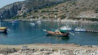 Knidos Antik Kenti’nin yaklaşık 6 km güneydoğusunda, dünyanın en çok rağbet gören su sporları bölgelerinden birinde, Ege ve Akdeniz’in buluştuğu Mavi Cennet adı verilen yerde bulunmaktadır.Koy batı, kuzey ve doğudan doğal korumalı olup, bu koruma güneybatı tarafında taştan yapılan bir […]