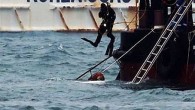 Yonhap Haber Ajansı, 53 yaşındaki sivil dalgıcın 25 metre derinliğe daldıktan sonra bilincini kaybettiğini, arkadaşları tarafından çıkarılarak hastaneye kaldırıldığını ancak kurtarılamadığını duyurdu. yapılan açıklamada, cesetleri batık gemiden çıkarma çalışmalarına yardım eden 53 yaşındaki sivil bir dalgıç, dalış esnasında fenalaştı ve […]