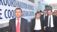 16 Mayıs 2014 Cuma – turizmhaberleri.com/haber Merkezi Soma Maden Faciasında yakınlarını kaybedenleri teselli edebilmek mümkün değil ancak tüm Türkiye’nin bu acıyı kucakladığını, Somalılar için tek yürek olduğunu görmek yürekleri hafifletiyor. Bankaların büyük çoğunluğu mağdur Somalıların kredi borçlarını sildiklerini ve farklı destek paketleri […]