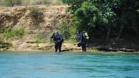 Deniz polisleri, Manavgat Irmağı’nda genel tarama yaptı. Antalya İl Emniyet Müdürlüğü sualtı dalgıç grubu Manavgat Irmağı’da geçtiğimiz günlerde 2 gencin cesedinin çıkmasına bağlı genel tarama yaptı. Taramanın geniş çaplı olarak ırmak kıyılarında olacağı belirtildi. Manavgat Irmağı’nda birer hafta ara ile […]