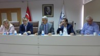 Turizm sezonunun başlamasıyla birlikte gemi turizmiyle bağlantılı olarak Kuşadası çarşılarında yaşanan sorunlar, Kuşadası Ticaret Odası girişimiyle gerçekleştirilen toplantıda ele alındı.   Kaymakam Muammer Aksoy başkanlığında gerçekleşen toplantıda, gemilere hizmet veren acentelerin sahipleri ile çarşı esnafı temsilcileri bir araya geldi ve […]