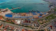 Olay dün Samsun’un İlkadım İlçesi Liman Mahallesi’nde meydana geldi. Moldova bandıralı ’Alastair’ adlı gemi, Samsunport Limanı’na gelerek yük almaya başladı. Gemide çalışan Türk mürettebattan Zeynel Şen ve Burak Yıldırmış, forkliftle gemiye yük vermeye başladı. Bir süre sonra henüz belirlenemeyen bir […]
