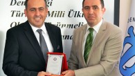 Antalya Vali Yardımcısı Halil Serdar Cevheroğlu (Kemer Kaymakam Vekili) ve Kemer Sahil Güvenlik Bot Komutanlığı’ndan Astsubay Ramazan Eser, Antalya Deniz Ticaret Odası Başkanı B. İnanç Kendiroğlu ve Yönetim Kurulu’na nezaket ziyaretinde bulundu. Vali Yrd. Cevheroğlu tarafından, Antalya Deniz Ticaret Odası’nın […]
