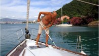 Deniz tutkunu yabancı turistler yaz aylarını Fethiye’deki marinalara demirledikleri teknelerinde geçiriyor. Yeşilin maviyle bütünleştiği eşsiz güzellikteki doğasıyla ziyaret edenlerin vazgeçemediği Fethiye, Nisan ayından itibaren hayatlarını mavi düşlere adayan yabancı turistlere ev sahipliği yapıyor. İçinde yatak odası, mutfağı ve oturma odası […]