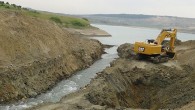 İstanbul’da üçüncü havalimanı inşaatı sahasında kalan 70 gölün suyu, kanal açılarak Karadeniz ’e boşaltılıyor. Uzmanlar, kuraklık nedeniyle su sorunu yaşayan İstanbul’da bu göllerdeki suyun analizleri yapıldıktan sonra yeniden kullanılabileceğini kaydetti. Hidrojeoloji uzmanı Prof. Dr. Murat Özler, bölgedeki göllerin suyunun terfi istasyonları ile Terkos Gölü’ne […]