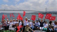 İstanbul Boğazı’nda gerçekleştirilen eylem Kabataş’tan “Küçük Prenses Melani” adlı tekneye dernek üyelerinin binmesiyle başladı. Boğaz turuyla devam eden eylemde, eyleme katılan 2550 tekne Beykoz Paşabahçe’de biraraya gelerek “Felaketten önce güvenlik”, “Türk Boğazları petrol boru hattı değildir”, “Ölüm gemilerine hayır” yazılı afişleri açtı. Tekneler […]