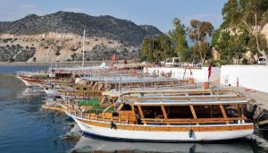 Çayağzı Limanı’nda geçen yıl turizm sezonu sonunda karaya çekilerek bakıma
