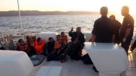 Muğla Valiliği, lastik botla Ege Denizi’nde yakalanan kaçakların Yunan Sahil Güvenlik botunda dövüldüğünü, denize atlayan 3 kaçağın Türk Sahil Güvenlik ekiplerince kurtarıldığını açıkladı. Balıkesir yakınlarındaki Müsellim Geçidi Kadırga Burnu güneyinde yaşanan olayla ilgili bugün yazılı açıklama yapan Muğla Valiliği, şu […]