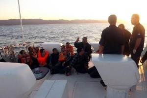 Muğla Valiliği, lastik botla Ege Denizi’nde yakalanan kaçakların Yunan Sahil