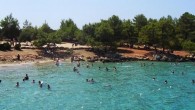 Kumlarıyla dünyaca ünlenen, halk arasında Sedir Adası olarak bilinen Kleopatra Adası’nın hemen karşısında yer alan ve özellikle dar gelirli ailelerin akın ettiği İncekum Plajı’nın işletme hakkı, Orman ve Su İşleri Bakanlığı tarafından aylığı 75 bin liradan 10 yıllığına ihaleye çıkartıldı. Çamlı Mahallesi Muhtarı Kerim […]