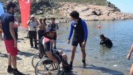 50 engelli bir ay boyunca çeşitli dalış etkinlikleriyle sualtındaki dünyayı keşfetme imkanı bulacağı bildirildi. Türkiye Sualtı Sporları Federasyonu ve Marmara Üniversitesi Beden Eğitimi ve Spor Yüksekokulu’nun oluşumuna katkı sunduğu dalış merkezi ve “Özgürlüğe Engelsiz Dalış Projesi” Gökçeada İlçesi’ndeki programda kamuoyuna tanıtıldı. Açılış […]