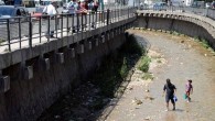 Behzat Deresi’nde sabah saatlerinde telef olan balıkların su yüzeyinde biriktiği gören vatandaşlar durumu yetkililere bildirdi. İl Gıda, Tarım ve Hayvancılık Müdürlüğü, Çevre Sağlığı şubesi ekipleri balık ölümlerinin araştırılması için dere suyundan örnekler aldı. Bu arada bazı kişilerin ölen balıkları dereden […]