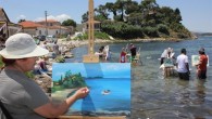 Urla Belediyesi’nin katkılarıyla gerçekleşen görsel şölende ressamlar Urla İskele’deki Liman Tepe’de şövalelerini suyun içine yerleştirerek, denizin içinde resim yaptılar.Dünyada ilk defa denizin içinde resim yaparak gerçekleştirdikleri “Denizde Suluboya Şenliği”ni kendilerini dünyaya duyurmak için yaptıklarını belirten Uluslararası Suluboya Derneği Kurucu Başkanı Atanur Doğan […]