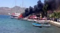 Muğla’nın Marmaris İlçesi Bozburun Beldesi’nde lüks bir yatta çıkan yangın paniğe neden oldu. Yatta bulunan 5 kişi son anda kurtarılırken, yangını söndürme çalışan itfaiyecilerden biri denize düştü. Saat 13.00 sıralarında kıyıya yaklaşık 50 metre uzaklıkta bulanan lüks yatta yangın çıktı. […]