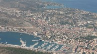 Çeşme ilçesinde yaz aylarında artan su ihtiyacını karşılamak ve ilçeyi susuz bırakmamak için İZSU Genel Müdürlüğü, 5 maddelik acil eylem planı hazırladı. İlk önce iletim hattındaki su kaçaklarını önlemek için çalışmalar başladı. Su şebekesinin yenilenmesi, yeni kuyuların açılması, kuyu veya deniz suyunun arıtılması da […]