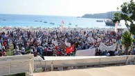 Fethiye’nin Ölüdeniz beldesindeki plajların özel şirkete ihale edilmesine tepki gösteren vatandaşlar yürüyüş düzenledi. Fethiye Belediye Başkanı Behcet Saatcı, Ölüdeniz Turizm Geliştirme Kooperatifi Başkanı Mümtaz Kökten, Esnaf Kefalet Kooperatifi Başkanı İsmail Başoğlu, Esnaf Odası Başkanı Mehmet Soydemir, Ticaret ve Sanayi Odası […]