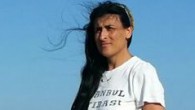 Ankaralı olmamalıydım nedense hep yanlış şehirde doğduğumu düşünüyordum. Her sabah gözümü açtığımda abimin dalış kıyafetli fotoğrafı çarptırdı gözüme ve nedense evlatlık olduğumu asıl ailemin bodrumun bir sahil köyünde yaşadığını düşünürdüm genlerimde tuzlu su vardı. Yıllarca Abimin kızıldeniz maceralarını dinledim biranda […]