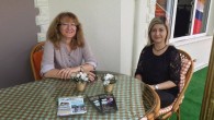 05 Haziran 2014 Perşembe – Nilgün Atar- turizmhaberleri.com Özel Hayal Evi Sanat Merkezi’nin sokağa bakan duvarlarındaki resimler sanata renkli bir davetiye çıkarıyor. Giriş ve tüm bahçe duvarlarını süsleyen resimlerdeki simgeler içinizdeki gizli kalmış sanatçıyı uyandırıyor adeta. Bahçe girişinden başlayan ve merdivenlerde devam […]