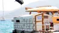 Muğla’nın Bodrum İlçesi’nde, iki mavi bayraklı Torba Koyu’na yanaşan, balıkçı Oktay Yıldız’ın iki gün önce yaptığı tekne ev, bayrağıyla dikkatleri üzerine çekti. Bayrağı görenler zabıta, polis ve Bodrum Liman Başkanlığı’na ihbar telefonları yağdırdı. IŞİD örgütünün bayrağına benzediği için heyecan yaratan tekne için […]