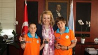 Türkiye Yelken Federasyonu tarafından düzenlenen ve İskenderun’da gerçekleşen Optimist Türkiye Şampiyonası’nda Urla Yelken Kulübü dört ödül alarak Urla’ya yine gurur yaşattı. Urla Yelken Kulübü’nün 2 şampiyonu kazandıkları ödülleri Urla Belediye Başkanı Sibel Uyar’a getirerek başarılarını birlikte kutlamak istediler. Kulübün başarısının kendisini ve Urla’yı […]