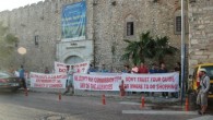 Aydın’ın Kuşadası ilçesinde esnaflar, gemiyle gelen turistlerin büyük alışveriş merkezlerine yönlendirildiği gerekçesiyle eylem yaptı. Esnaf, İngilizce pankartlar açarak gemi acentelerini protesto etti. Turizm sezonunun en yoğun olduğu dönemde Kuşadası çarşıları çarşı esnafının ilginç bir eylemine tanık oldu. Kuşadası’nda turist yoğunluğunun yaşandığı en önemli noktalardan olan […]