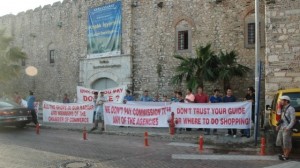 Aydın’ın Kuşadası ilçesinde esnaflar, gemiyle gelen turistlerin büyük alışveriş merkezlerine yönlendirildiği gerekçesiyle
