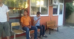 Derin sularda batan tekneden kıyıya doğru yüzmeye çalışan iki mülteciyi,