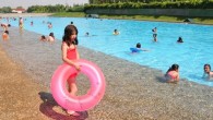 Eskişehir’in Gökmeydan Mahallesi’ndeki Kent Park içerisinde bulunan yapay plaj, Ramazan ayında da ilgiyle karşılaştı. Kadın ve aileler ile yalnız gelen erkekler için ayrılan 2 bölümün bulunduğu plaj gün boyunca dolup taşıyor. Plaja Eskişehir ile karşılıklı YHT seferlerinin olduğu Ankara ve Konya’dan da yoğun ilgi […]