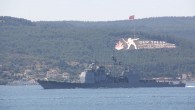 ABD donanmasına ait gemi, Çanakkale Boğazı’ndan geçti. Marmara Denizi’nden boğaza giren ve Ege’ye doğru ilerleyen 72 borda numaralı “USS Vella Gulf” adlı savaş gemisine, Sahil Güvenlik Komutanlığı ekibi botla eşlik etti. Geminin gideceği liman hakkında bilgi verilmedi.