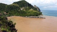 Zonguldak’ta etkili olan sağanak yağmurun ardından denizin kıyı bölümleri çamur rengini aldı. Kentte dün Sabah başlayan ve aralıklarla etkili olan yağmur, bugün etkisini kaybetti. Yağmurun ardından denizin kıyı bölümlerinde suyun rengi değişti. Özellikle derelerin aktığı Zonguldak Limanı ve Ilıksu Plajı’nda kıyı şeridi tamamen çamur rengini aldı. […]
