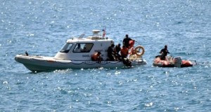 Türk Sahil Güvenlik ekibi kaçaklardan 9’unu kurtarırken, yarı baygın halde