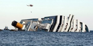 İtalya’nın Giglio Adası’nda 2012 yılında karaya oturan ve yan yatan