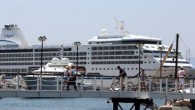 Yunanistan’ın Santorini Adası’ndan gelen ve sabah saatlerinde Marmaris Körfezi’ne giriş yapan Bahamalar bayraklı dev kruvaziyer, Marmaris Limanı’nın büyük rıhtımına yanaştırıldı. Gemide çoğu ABD’li 744 yolcu ve 451 personel bulunduğu belirtildi. Gümrük işlemlerinin tamamlanmasının ardından gemiden gruplar halinde ayrılan turistler Yat […]
