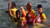 Ramazan Bayramı tatilini fırsat bilen binlerce kişi, Karaçi kentindeki Clifton sahiline akın etti. Pakistanlıların serinlemek için sıkça tercih ettiği plajda muson mevsiminin de etkisi ile son günlerde dalga boyunun yükseldiği ancak buna karşın halkın denize girmeye devam ettiği belirtildi.Yetkilierin denize […]