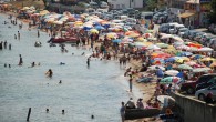 01 Ağustos 2014 Cuma – turizmhaberleri.com/ haber merkezi TÜİK verilerine göre mutluluğun adresi Sinop bayram süresince yılın en kalabalık günlerini yaşadı. Kent merkezinde araç ve insan trafiği had safhaya ulaşırken, sürücüler üç gün boyunca uzun araç kuyruklarına takıldı. Polisler bayram süresince tam […]