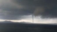 Marmara ve Avşa Adası arasında, sabah saatlerinde bir dakika 30 saniye süren hortum oluştu.Marmara Denizi’nin ortasında oluşan hortum kimseye zarar vermezken tatilcileri korkuttu. Hortumun ardından gök gürültülü sağanak yağış başladı. Yağış nedeniyle Marmara Adası’nda bulunan 4 işyerini ve sahil kenarında […]