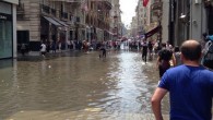 İstanbul’da etkili olan sağanak yağmur cadde ve sokakları göle çevirdi.  Yağmur suları nedeniyle araçlar ilerlemekte zorlandı. Meteoroloji’den yapılan açıklamada, Marmara’nın güney kesimlerinde şiddetli yağmurun etkili olacağı belirtilmişti. Öğle saatlerinde sağanak yağmur özellikle Avrupa yakasında yüzünü gösterdi. Kısa sürede cadde ve […]