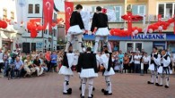 Liman içindeki etkinliklerde yüzme, sandal, küçük motor, büyük motor, ördek kapma, tişört toplama ve yağlı direk yarışları yapıldı. Etkinlikte ayrıca Mersin Yat ve İhtisas Kulübü tarafından yelken yarışları ile flyboard ve jetski şovu gerçekleştirildi. Yarışmalarda en büyük ilgiyi Özge ve Recep Çörküs’ün sunduğu […]