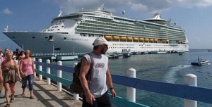 Alanya sezonun ilk kruvaziyer gemisi 669 yolcusuyla geldi. Yunan adası Mykonos’dan yola