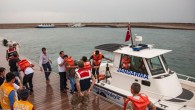 Edinilen bilgiye göre, Ahlat’tan Adilcevaz’a doğru giden tekne, fırtınanın aniden çıkması sonucu içinde bulunan 3 kişi ile birlikte alabora oldu. Olayı haber alan Ahlat İlçe Jandarma Bot Komutanlığı’na bağlı ekipleri olay yerine gelerek, tekneye tutunan 3 kişiyi son jandarma ekipleri […]