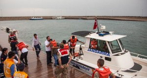 Edinilen bilgiye göre, Ahlat’tan Adilcevaz’a doğru giden tekne, fırtınanın aniden