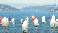 Startı 11 Ağustos Pazartesi günü saat 16.00’da Çengelköy’den verilecek Sığacık rotalı Deniz Kuvvetleri Kupası için IRC ve Destek sınıflarında 62 tekne kaydını yaptırdı. En kalabalık gruplar 45 tekne ile IRC1 ve IRC2. Bu arada yarışı düzenleyen TAYK, teknelerde bulundurulacak güvenlik […]