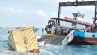 Çanakkale feribot iskelesinin, Sahil kurtarma gemilerinin bağlı bulunduğu bölgesinden bir araç denize düştü. Denizde yaşanan can pazarı kameralarca da görüntülendi. Denize düşen aracı gören 3 kişi, iskeleden denize atladı. Araçta bulunan bir kişiyi yaralı olarak yukarı çıkarmak isteyenler büyük çaba […]