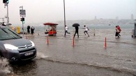 İstanbul’da etkili olan sağanak yağış Üsküdar’da sahil yolunu taşırınca deniz ile karanın adeta birleşmesine neden oldu. Araçlar ilerlemekte güçlük çekerken yayalar ise nehre dönen yolda karşıdan karşıya geçmekte zorlandı. İstanbul’da saat 16.00 sıralarında gökyüzünün karamasıyla şimşekler çaktı. Kısa bir süre […]