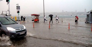 İstanbul’da etkili olan sağanak yağış Üsküdar’da sahil yolunu taşırınca deniz