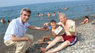 Karadeniz’de ilk olduğu öğrenilen “Plaj Kütüphanesi” Görele’ye bağlı Karaburun Köyü Denizkızı Plajında 35 rafta bin 500’e yakın kitabın yer aldığı plaj kütüphanesi törenle açıldı. Kütüphanenin açılışını, Görele Kaymakamı Ünal Kılıçarslan, Görele Belediye Başkanı Tolga Erener, Görele Garnizon Komutanı Üsteğmen Aytunç […]