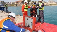 Yumurtalık Limanı’nda özel ekipmanlarla ders gören öğrenciler, karada kaynak makinesi ile profesyonel kaynak, kesme ve tefsiye işlemlerini öğreniyor. Öğrenciler, daha sonra su altında özel giysilerle ve ekipmanlarla ders alıyor. Limana bırakılan platform üzerine özel kıyafetle dalan öğrencilere elektrot ve metal […]