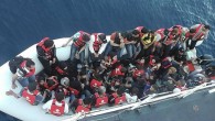 İzmir Valiliği’nin Komutanlık kaynaklarına dayanarak verdiği bilgilere göre; “15 Ağustos 2014 tarihinde Çanakkale’nin Gülpınar ilçesi Babakale açıklarında lastik bot içerisinde düzensiz sığınmacı grubu tespit edilmiş, yapılan operasyonda 3 kadın ve 1 erkek çocuk olmak üzere Afganistan ve Myanmar uyruklu 26 […]