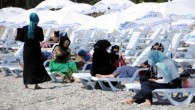 Kadınlar Plajı, tartışmaların eşliğinde geçen 16 Ağustos Cumartesi günü düzenlenen törenle açıldı. Bazı kesimlerin cinsiyet ayrımcılığı şekilde yorumladığı Kadınlar Plajı uygulaması, 24 Ağustos Pazar günü Antalya Halkevi üyesi kadınlar ve Akdeniz Üniversitesi talebe Kolektifleri sebebi ile düzenlenecek piknikte protesto edilecek. […]